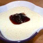 Mâncare cremoasă cu gem de fructe