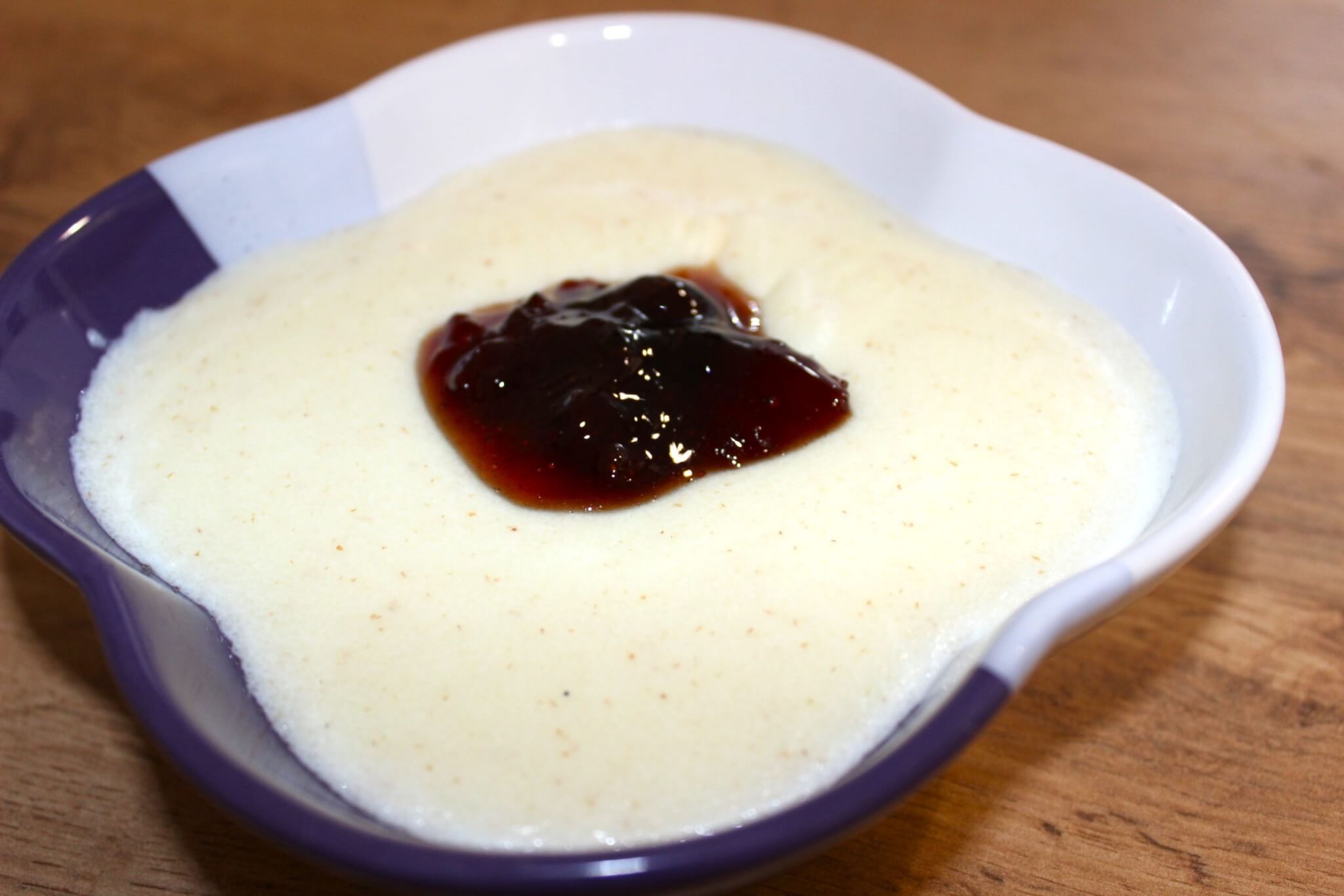 Mâncare cremoasă cu gem de fructe